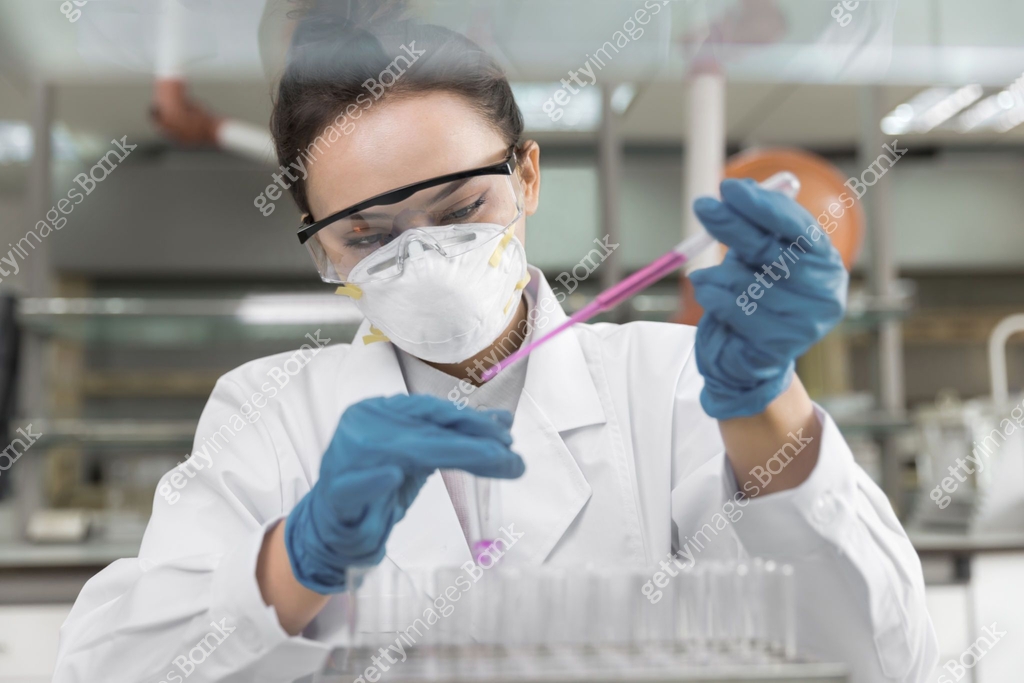 Female scientist working in the CDC laboratory. 이미지 (1302604287) - 게티이미지뱅크