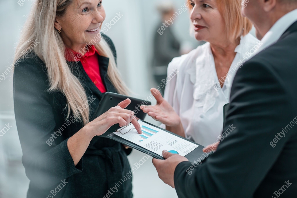 close up . competent businesswoman talking to her colleague 이미지 ...