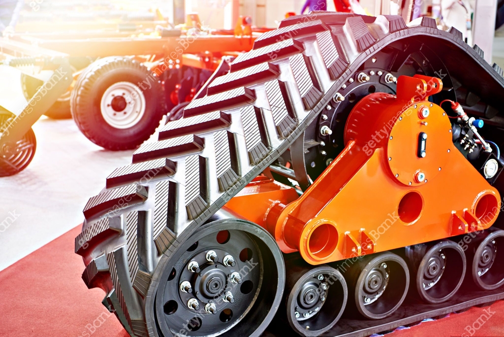 Replaceable continuous track drive for harvester 이미지 (1300352581) - 게티이미지뱅크