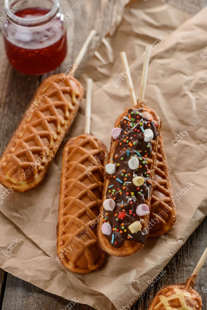Waffle pops and a jar of jam dip on kraft paper 이미지 (1300994864) - 게티이미지뱅크