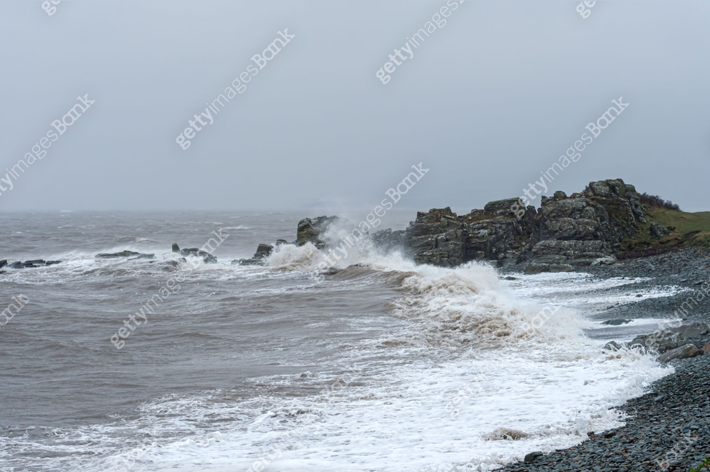 Waves on a Scottish shore on an overcast day 이미지 (1305063498) - 게티이미지뱅크