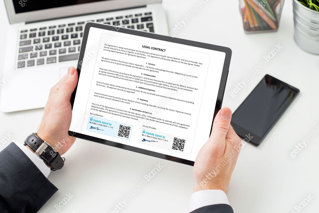 Signing Work Man at work signing legal contract by using digital signature 이미지 ...