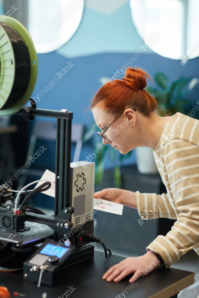 Female Student using 3D Printer in Engineering Class 이미지 (1312810139 ...
