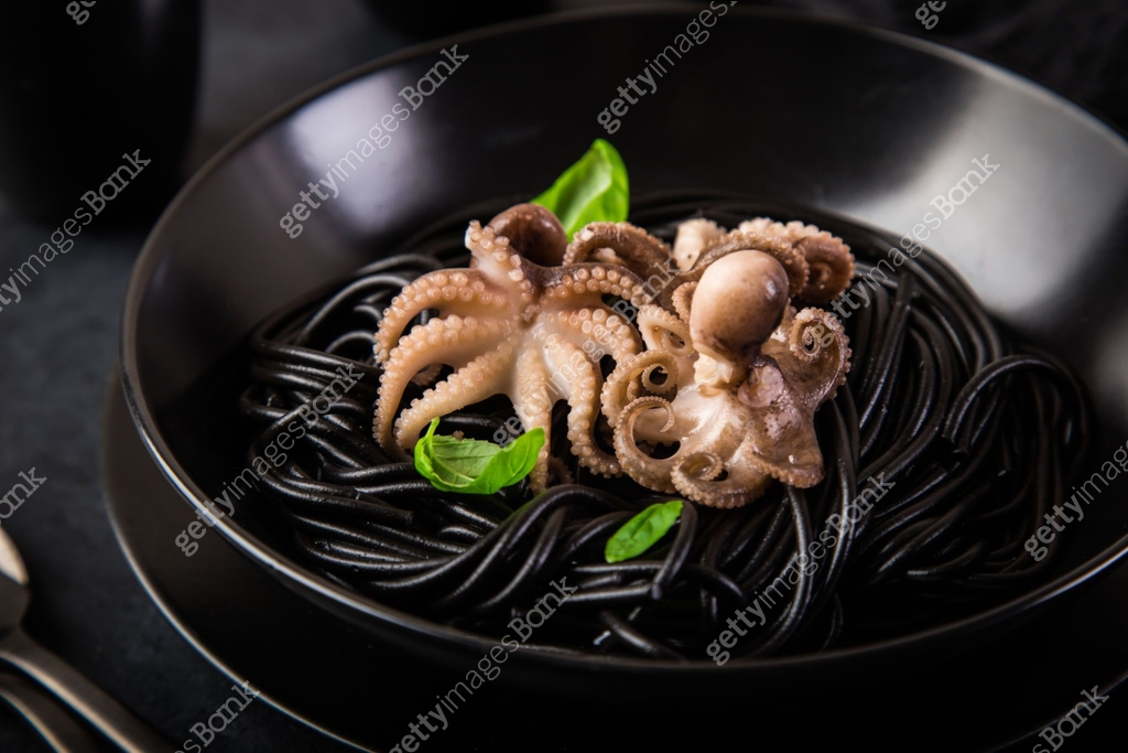 squid ink spaghetti pasta with octopuses in black bowl 이미지 (1314456636 ...