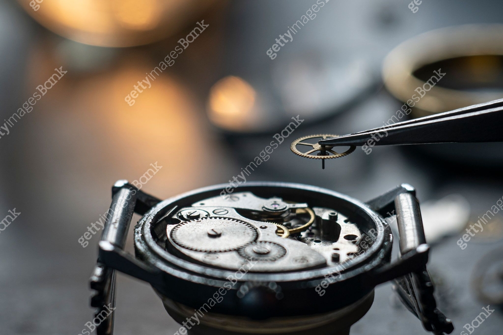 Mechanical watch repair process. Watchmaker 이미지 (1307880821) - 게티이미지뱅크