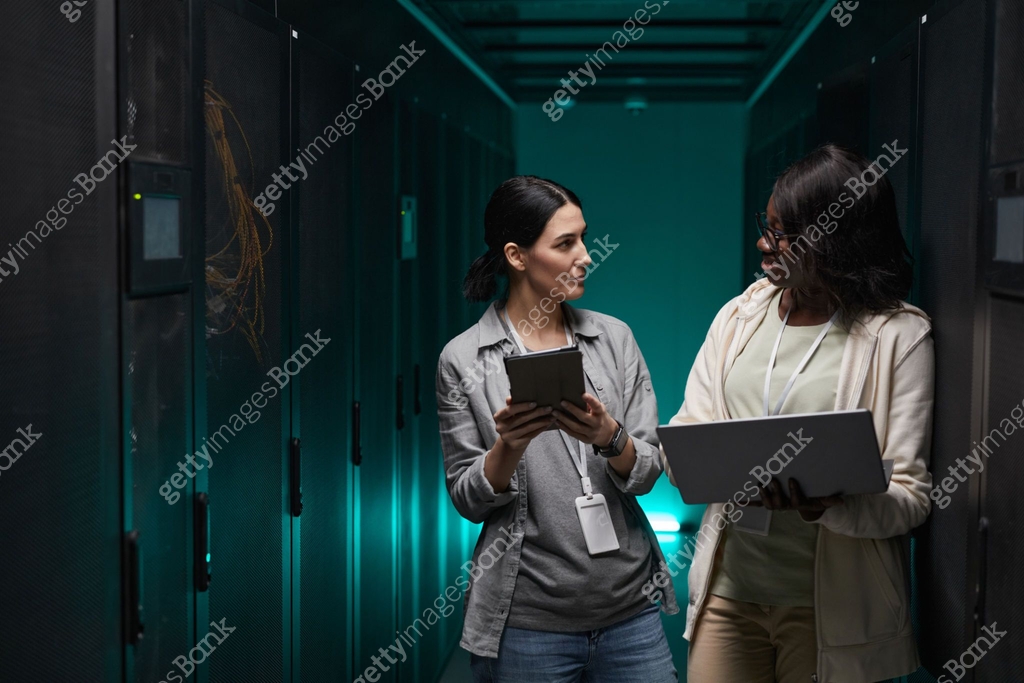 Two Female IT Engineers in Server Room 이미지 (1314579834) - 게티이미지뱅크