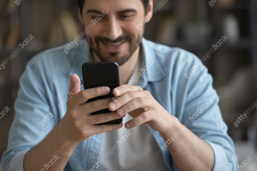 Man Using Mobile App Close up smiling man using smartphone, browsing mobile device apps 이미지 ...