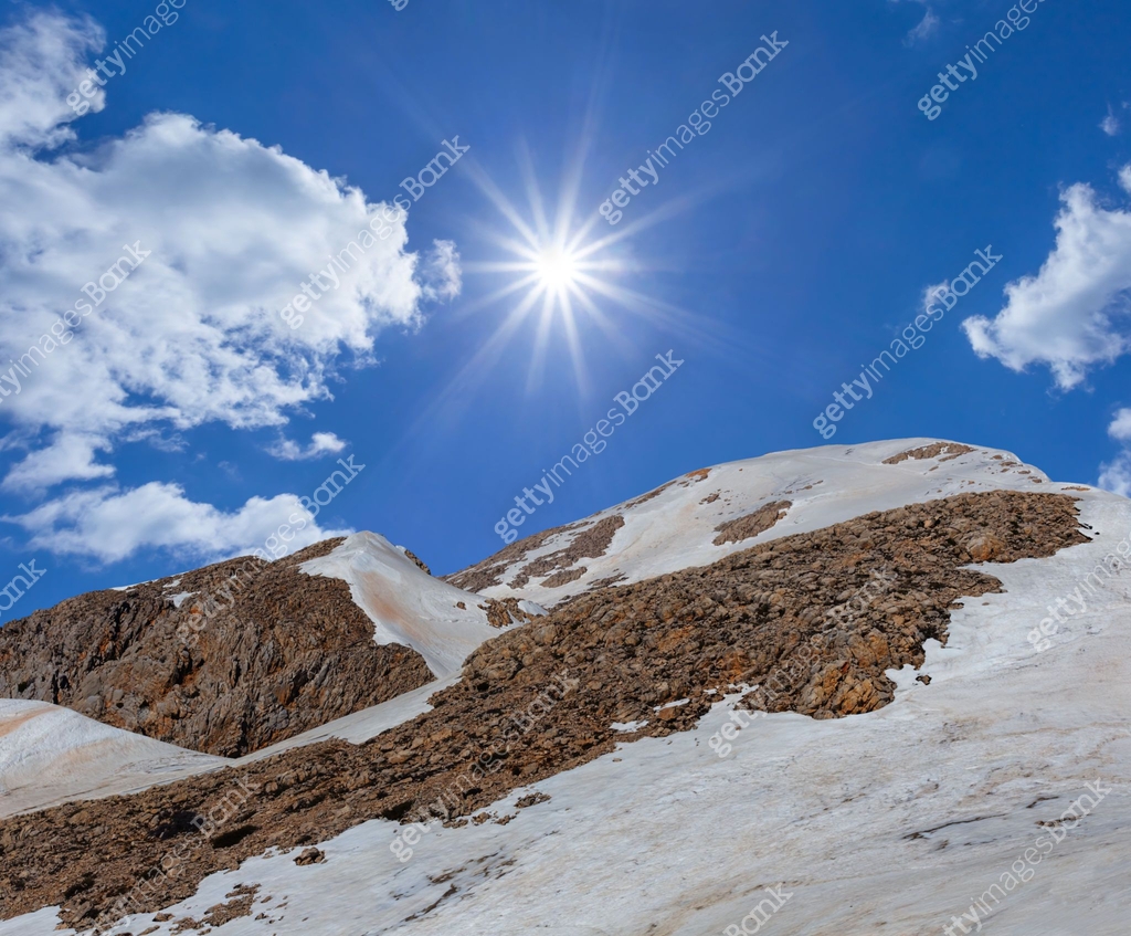 Sun Rige Imags mountain ridge in snow under a sparkle sun 이미지 (1327958123) - 게티이미지뱅크