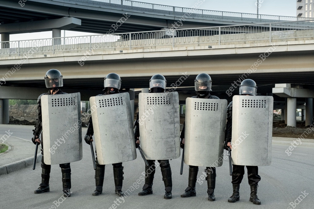 Police Rear Guard Group of police guards standing in row 이미지 (1328280959) - 게티이미지뱅크