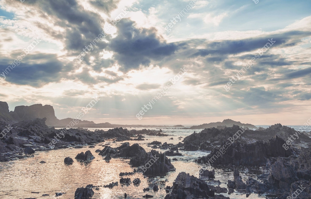 Dramatic scene with big rocks, sea, sunbeam and sundown 이미지 (1332725979 ...