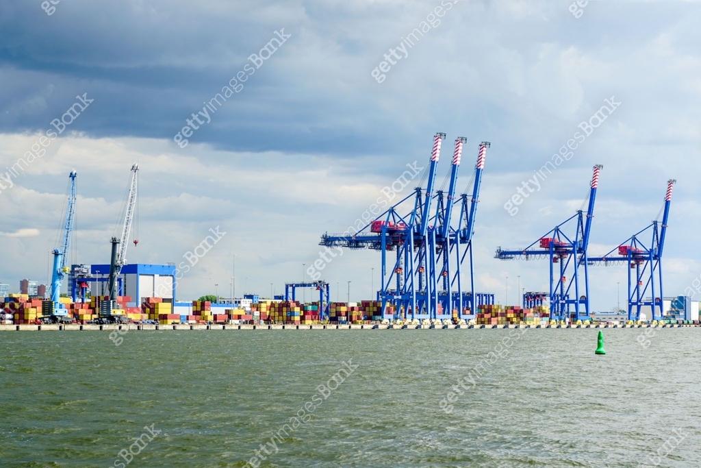 port view with sea container terminal and loading cranes 이미지 ...