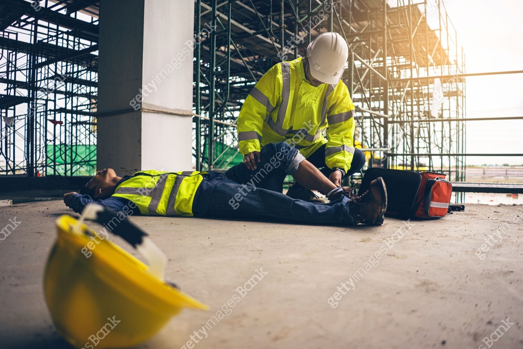 Safety officer first aid help employee accident at work. 이미지 ...