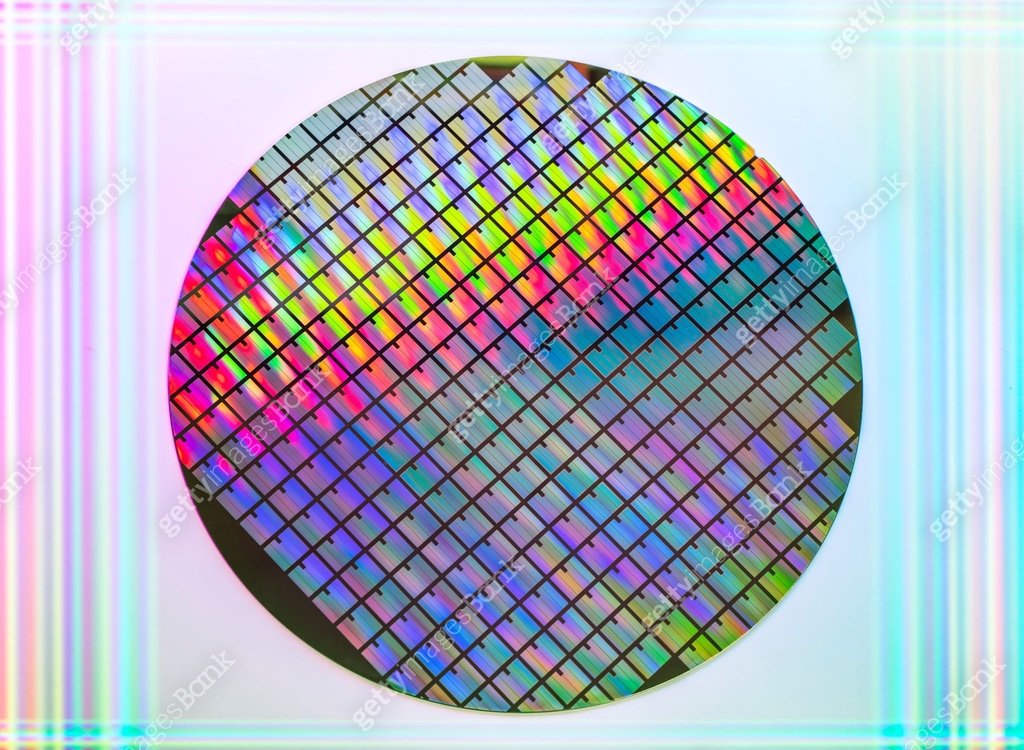 silicon wafer reflecting different colors. 이미지 (1346180925) - 게티이미지뱅크