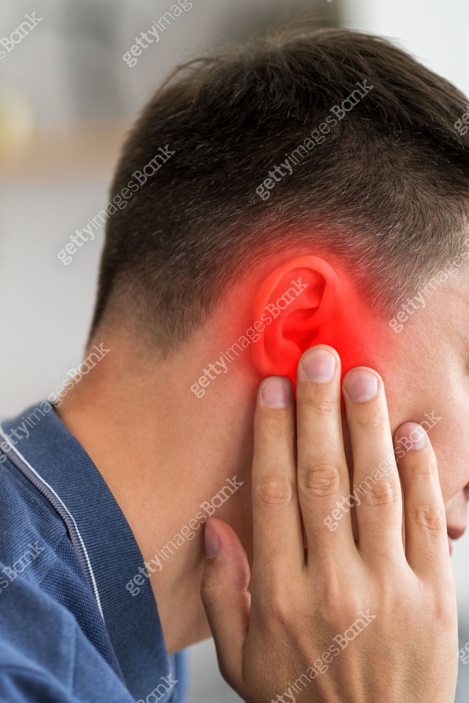 Earache Man with earache, ear pain closeup 이미지 (1350447731) - 게티이미지뱅크