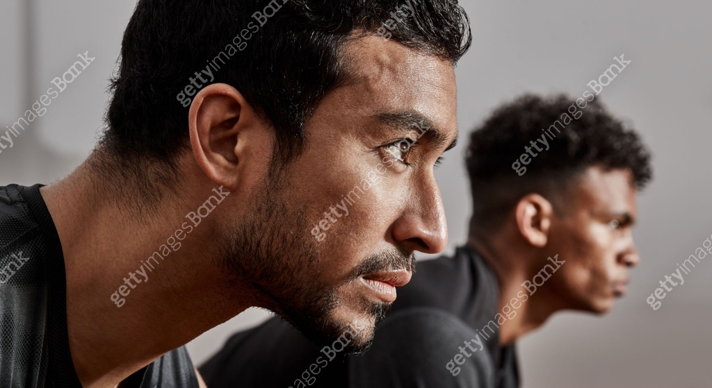 Shot of two male athletes competing in a race together 이미지 (1353570715 ...