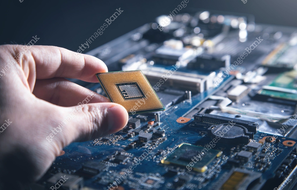 Getty Images Computer Processing Technician hand holding cpu processor of pc. 이미지 (1350780382) - 게티이미지뱅크