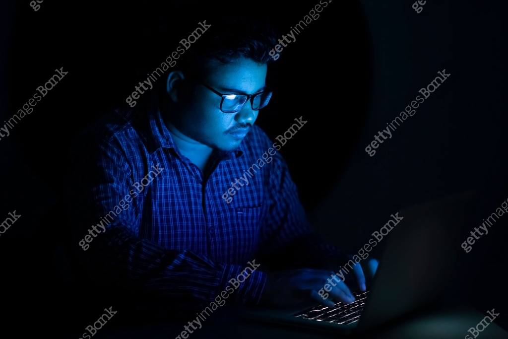 hacker typing programming code at mid night 이미지 (1360946110) - 게티이미지뱅크