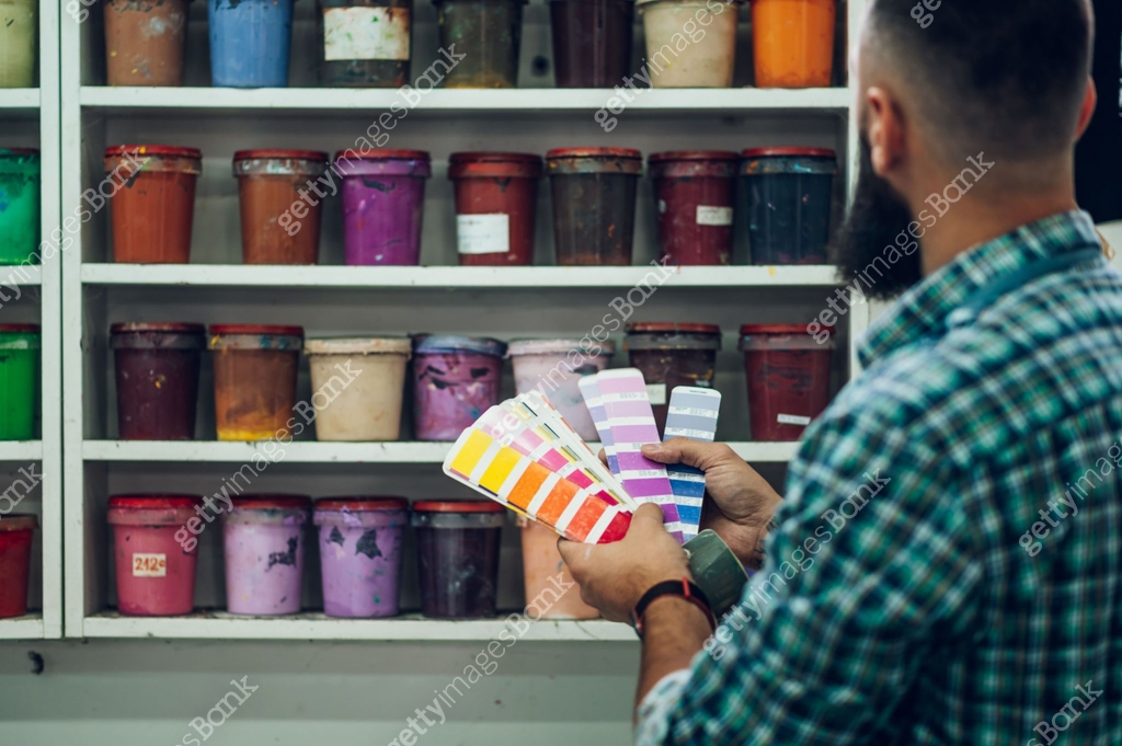 Workshop Color Sample Male worker mixing colors for screen printing in a workshop 이미지 ...