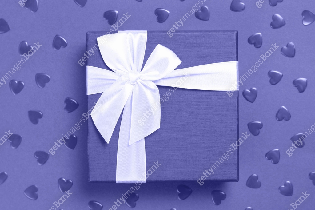Gift Rapper Violet Violet gift wrapping against backdrop of hearts, view from above. 이미지 ...