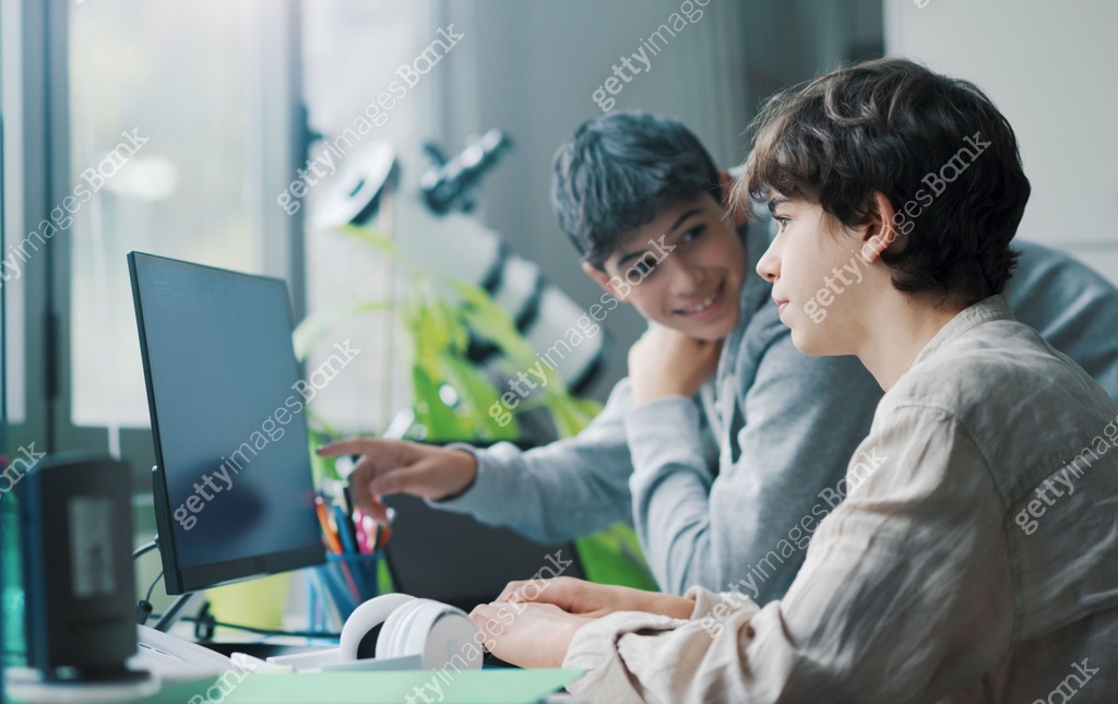 Using Computer In Lab Students using computers in the lab 이미지 (1363231101) - 게티이미지뱅크