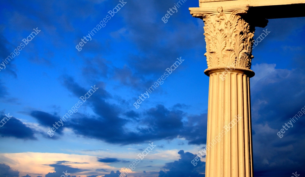 Close up classical style architectural column over dramatic sky 이미지 ...