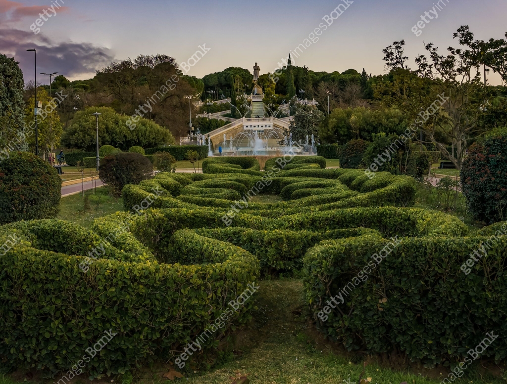 sinuously shaped hedges in the park 이미지 (1362659938) - 게티이미지뱅크