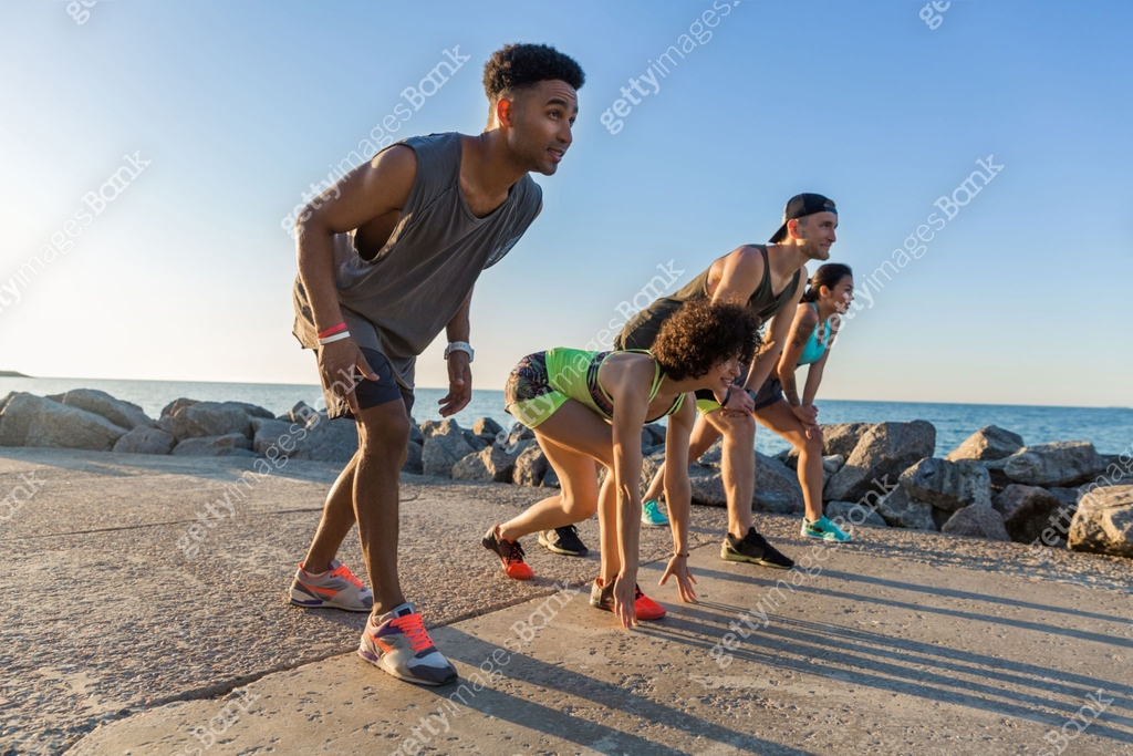 Getting Go Running Group of sporty people getting ready to run a marathon 이미지 (1372002372 ...