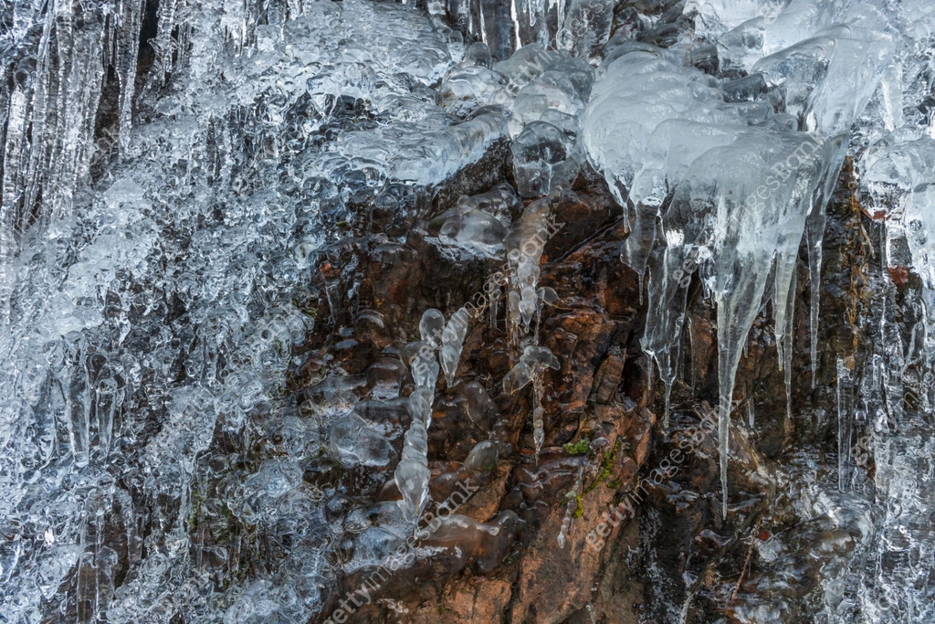 Forest Icefall Icicles forming an icefall in the mountain in winter. 이미지 (1367538708 ...