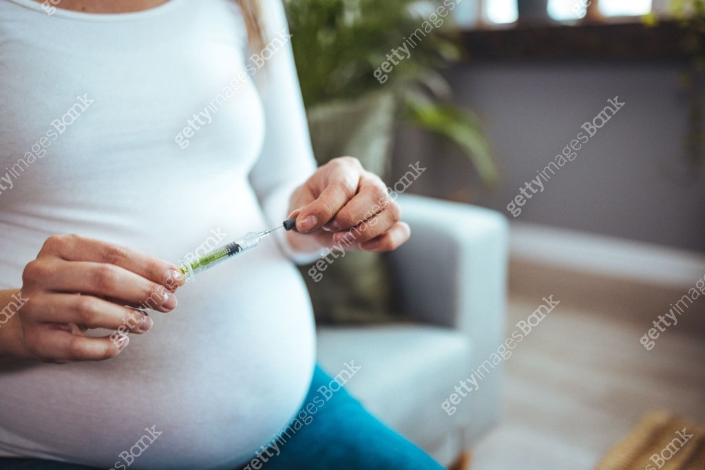 Woman making hormonal therapy injection into her belly. 이미지 (1368187958 ...