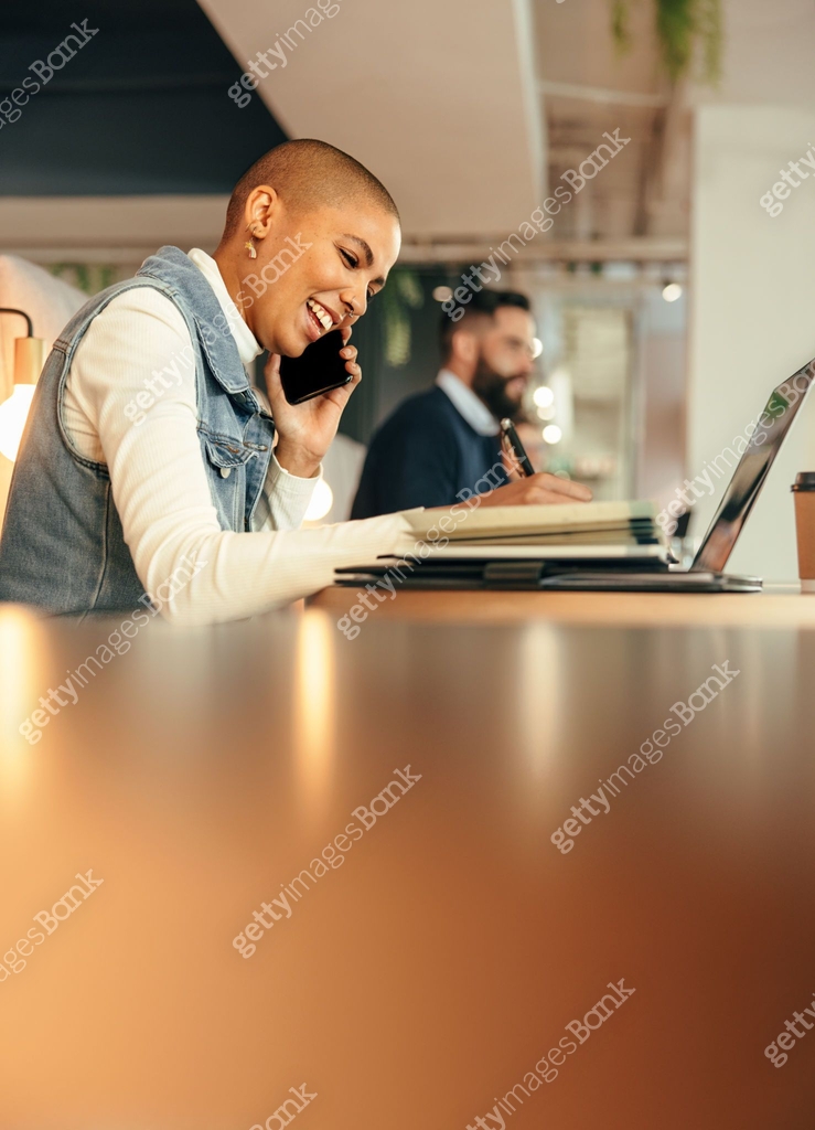 Businesswoman taking a phone call in a co-working space 이미지 (1386175646 ...