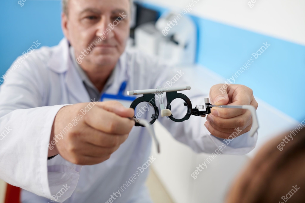 Optometry Adjustable Socket Optometrist Asking to Wear Adjustable Frames 이미지 (1389516718) - 게티이미지뱅크