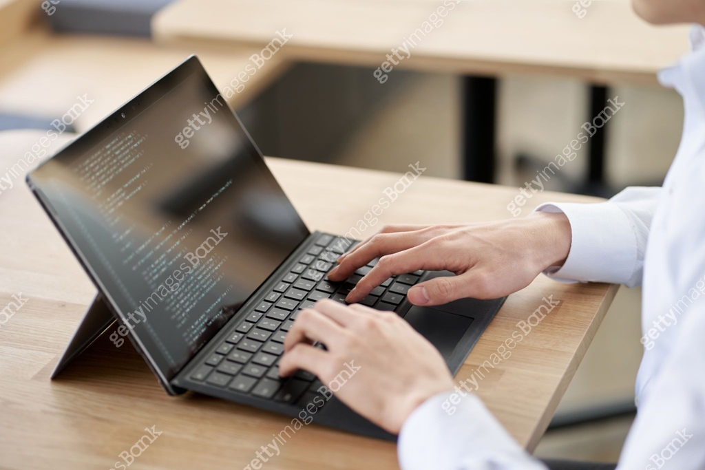 Asian programmer writing code on a laptop 이미지 (1390285761) - 게티이미지뱅크