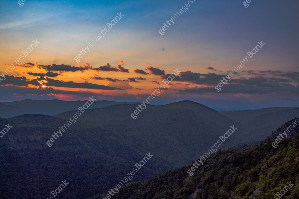 Blue Ridge Sunset Rides Blue Ridge Mountains sunset in the Linville Gorge 이미지 (1394409586) - 게티 ...