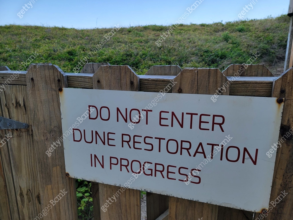 No Process Sign do not enter dune restoration in process sign 이미지 (1398240592) - 게티이미지뱅크