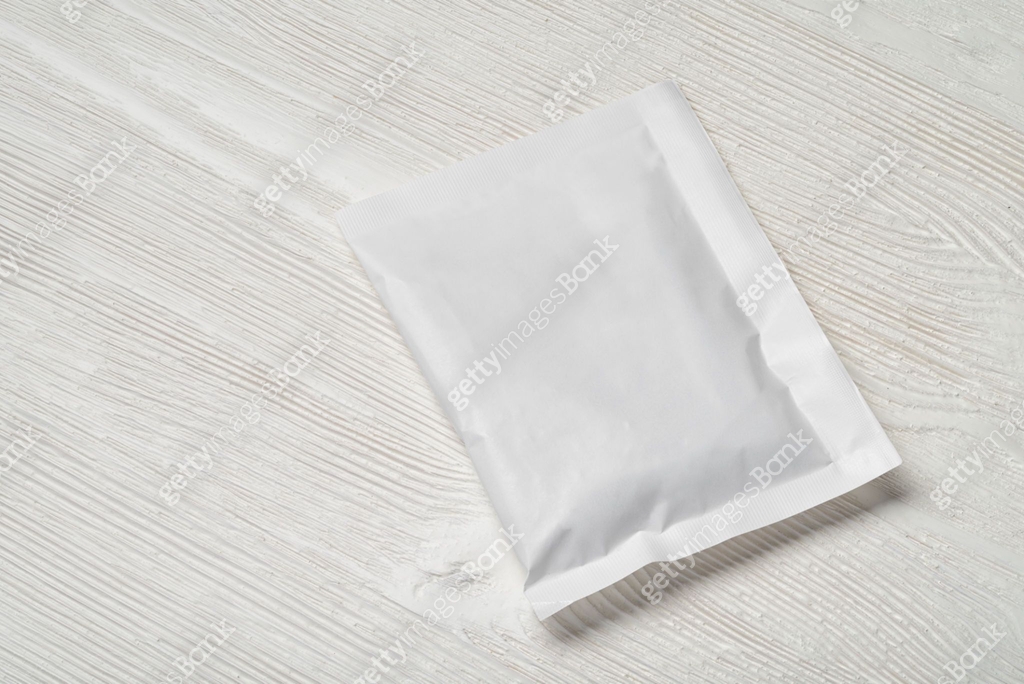 White paper sachet packet on wood table. 이미지 (1395778811) - 게티이미지뱅크