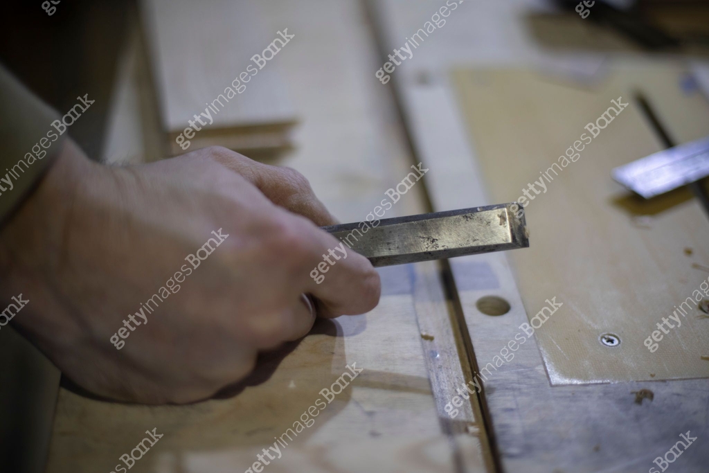 Cutter Carpenter Roper Cutter in hand of carpenter. Wood cutting tool. 이미지 (1397479534) - 게티이미지뱅크