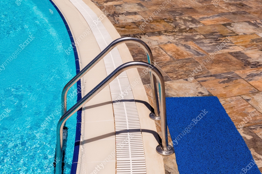 Side of a swimming pool with chrome stairs 이미지 (1410894619) - 게티이미지뱅크