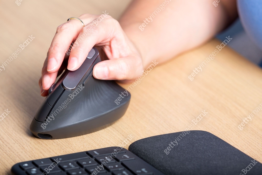 Small Hand Using Mouse Details of hands working using a mouse on a desktop 이미지 (1416036813 ...