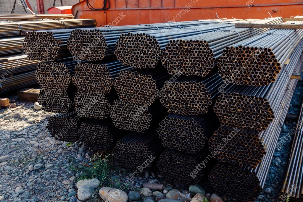 Stack of galvanized iron pipes 이미지 (1415960879) - 게티이미지뱅크