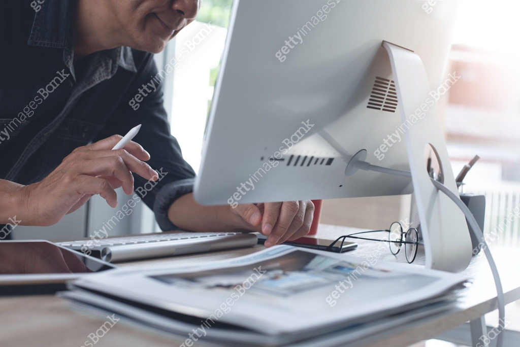 Man working on desktop computer pc 이미지 (1411764779) - 게티이미지뱅크