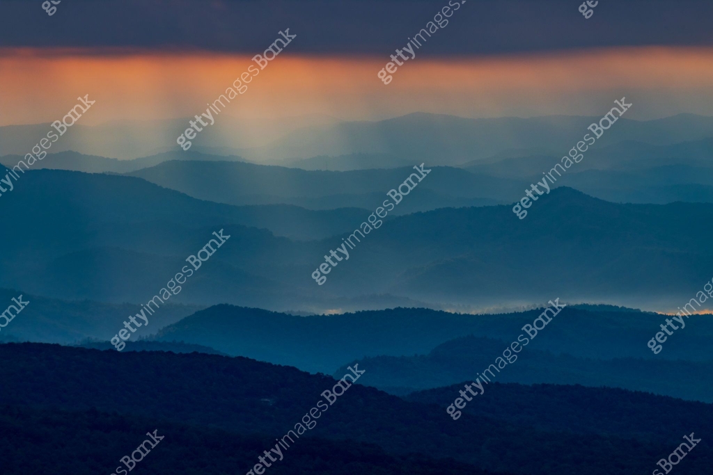 Sunrise sun rays in the Blue Ridge mountains 이미지 (1421150792) - 게티이미지뱅크