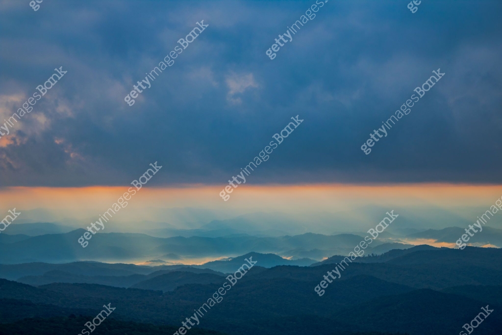 Sun Blue Ridge Sun rays on the Blue Ridge mountains 이미지 (1420757781) - 게티이미지뱅크