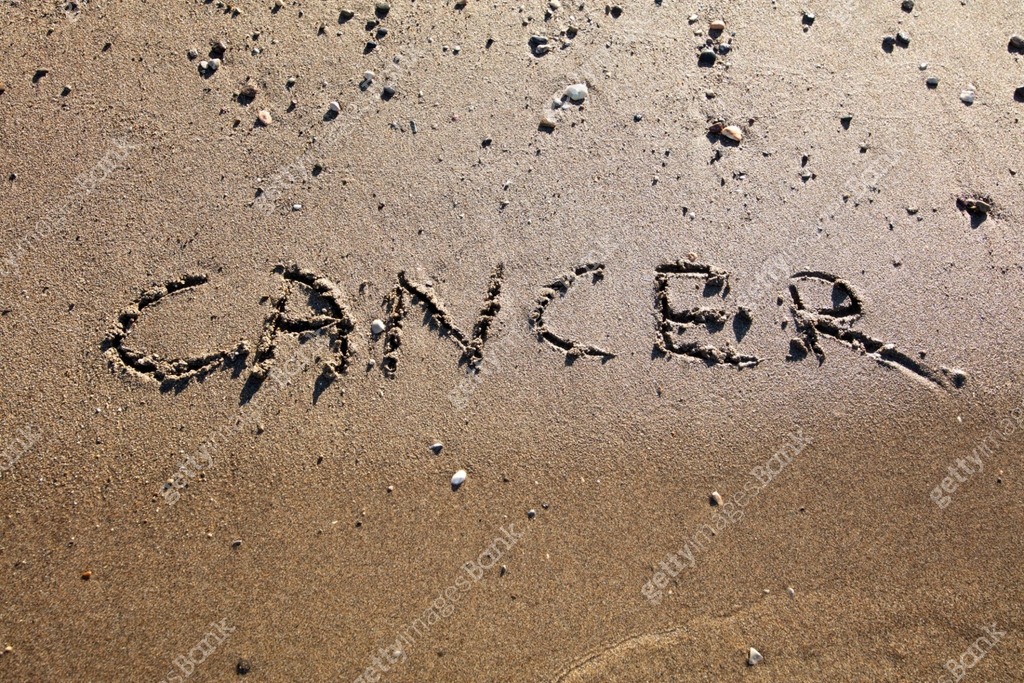 Cancer is writing on sand 이미지 (1423171712) - 게티이미지뱅크