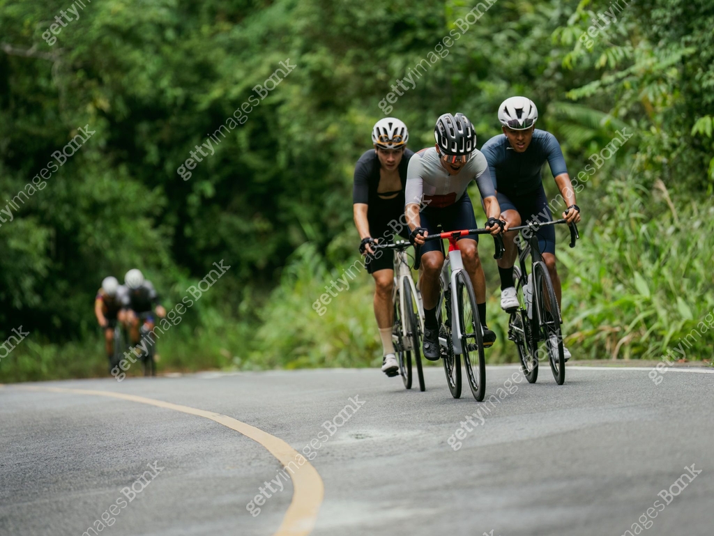 Bike Riding In Roard Groups of cyclists riding road bikes in the morning are climbing. 이미지 ...