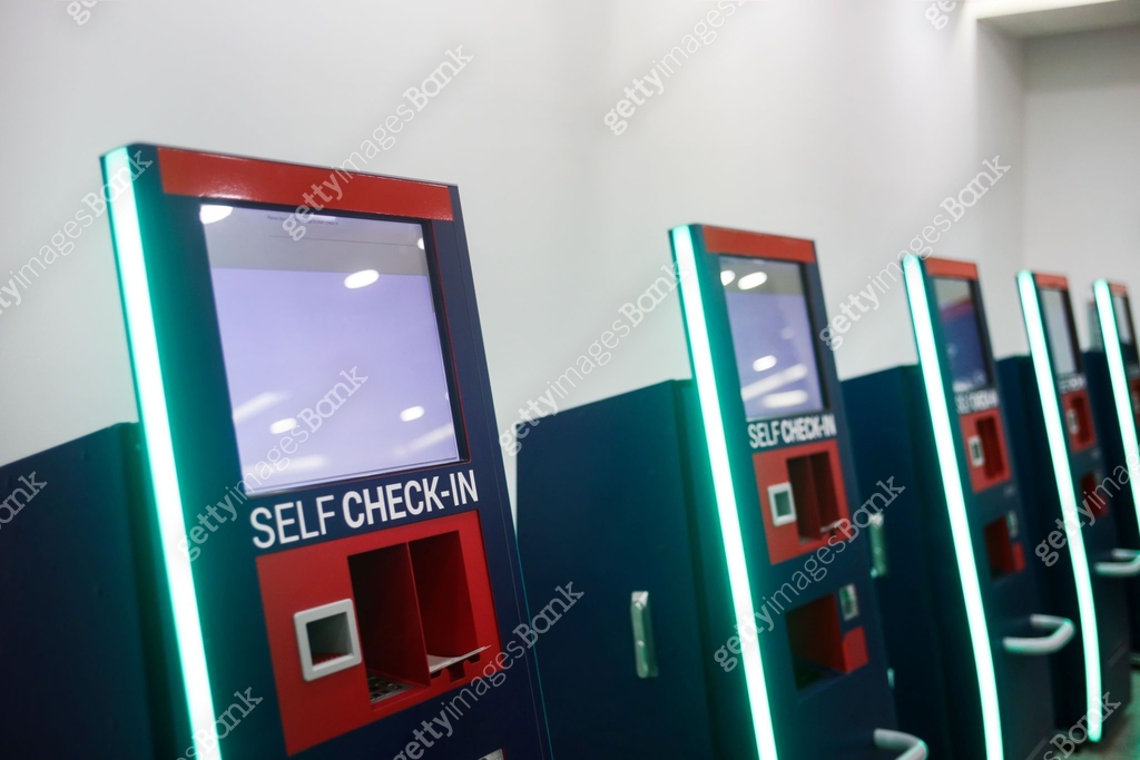 Machine 0 Check Self service check-in machines 이미지 (1420492215) - 게티이미지뱅크