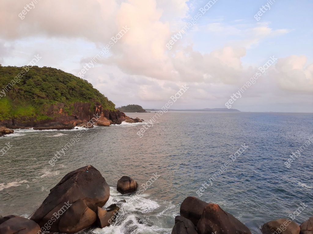 Arabian sea in goa. rocks and sea. goa beach. 이미지 (1454513938) - 게티이미지뱅크