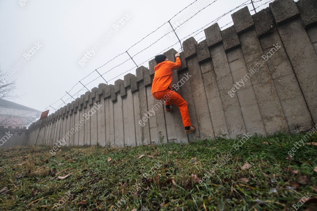 Prisoner Escaping From Prison 1452987025 prisoner-escaping-from-prison-1452987025