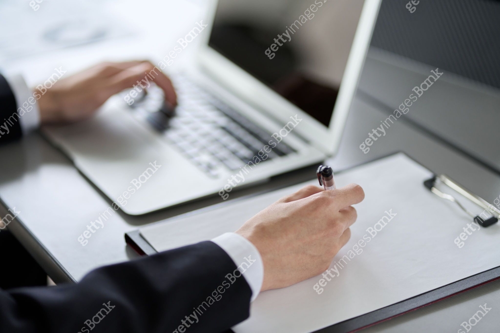 Business person doing research on a computer 이미지 (1461309680) - 게티이미지뱅크