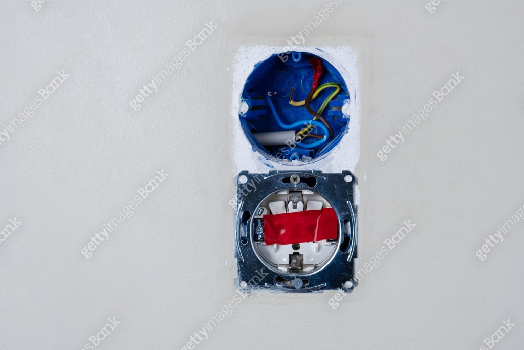 broken electrical socket and socket 이미지 (1459615905) - 게티이미지뱅크