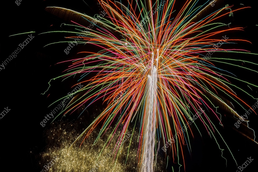 Colorful fireworks exploded in the night sky. 이미지 (1467652765) - 게티이미지뱅크